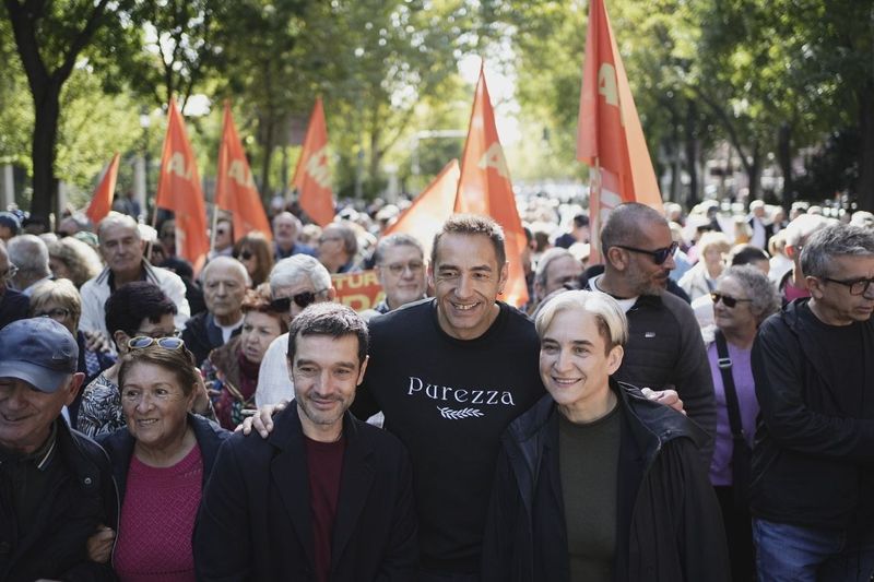 Casi 4,6 millones de pensionistas cobran hoy menos que el SMI (1.221 euros) y 2 de cada 3 mujeres pensionistas no llegan a 1.000 euros.

Las dos medidas cuestan unos 20.000 millones al año y se financiarán haciendo que las grandes empresas y fortunas paguen lo que les corresponde.
